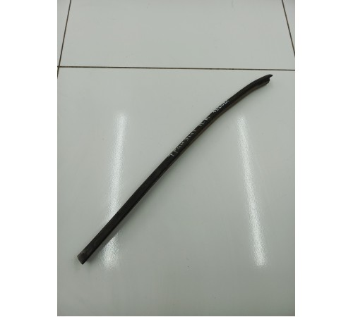 Уплатнитель стекла передний правый 