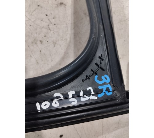 Уплотнитель стекла двери (задний правый)