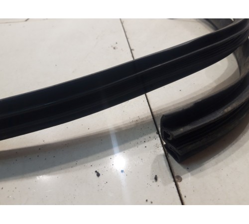 Уплотнитель двери (передний, правый)