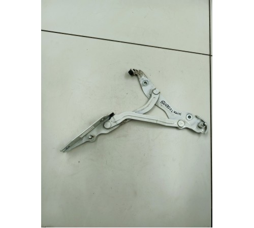 Петля крышки багажника левая