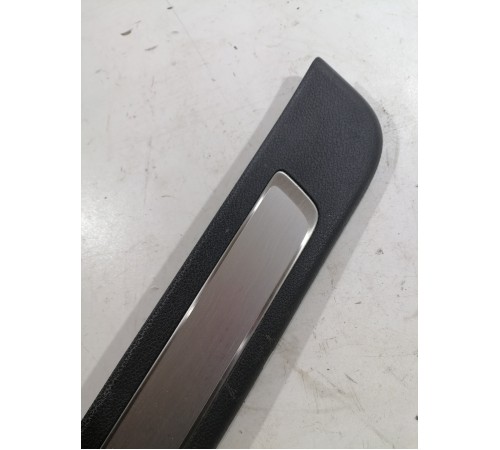 Накладка на порог передняя правая 