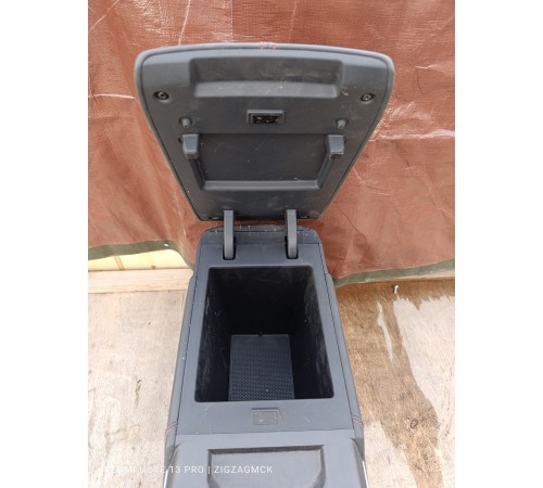 Центральная консоль с подлокотником в сборе