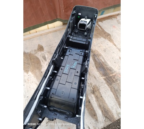 Центральная консоль с подлокотником в сборе