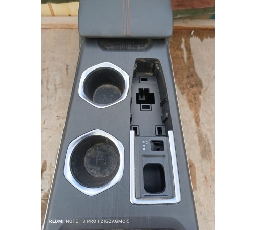 Центральная консоль с подлокотником в сборе