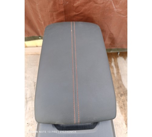 Центральная консоль с подлокотником в сборе