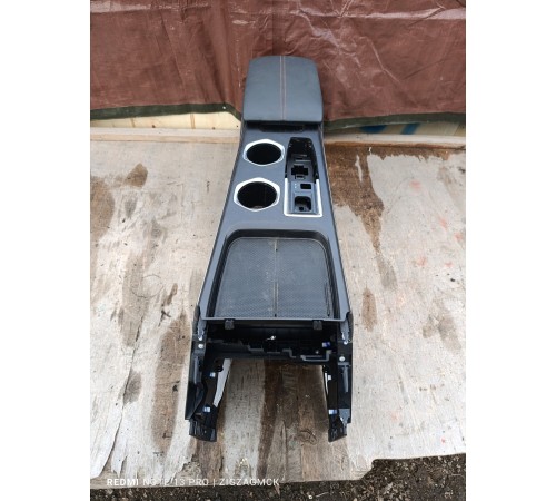 Центральная консоль с подлокотником в сборе