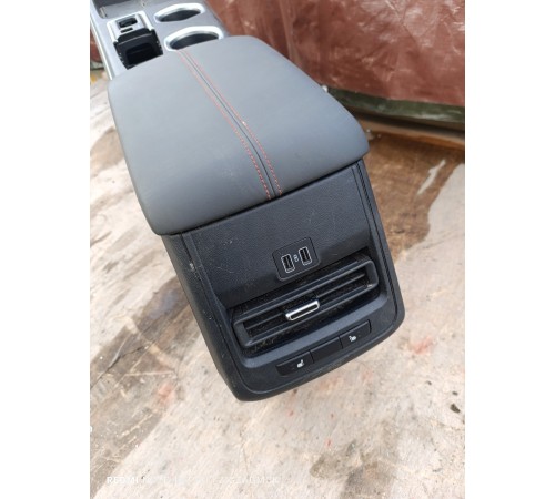 Центральная консоль с подлокотником в сборе