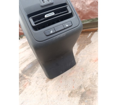 Центральная консоль с подлокотником в сборе