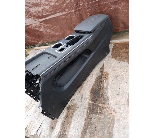 Центральная консоль с подлокотником в сборе