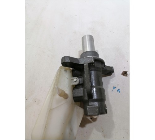 Главный тормозной цилиндр с бачком