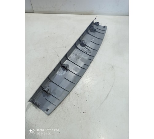 обшивка крышки багажника центральная верхняя