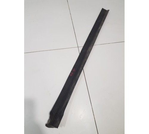 Уплотнитель двери передний левый