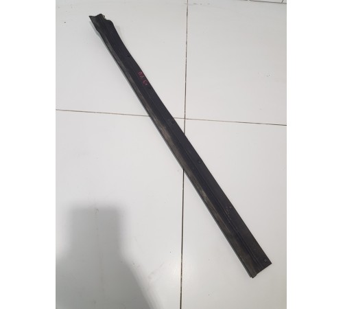 Уплотнитель двери передний левый