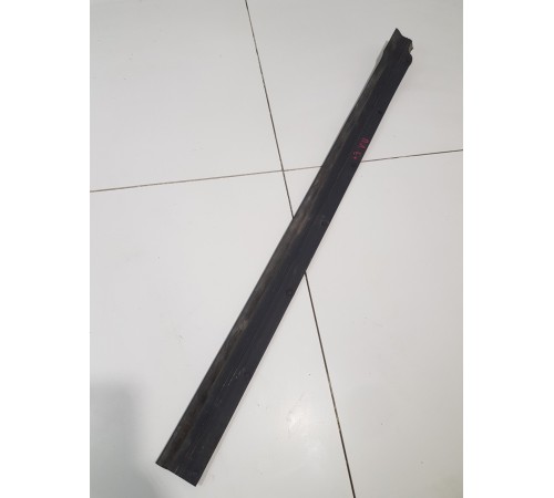 Уплотнитель двери передний левый