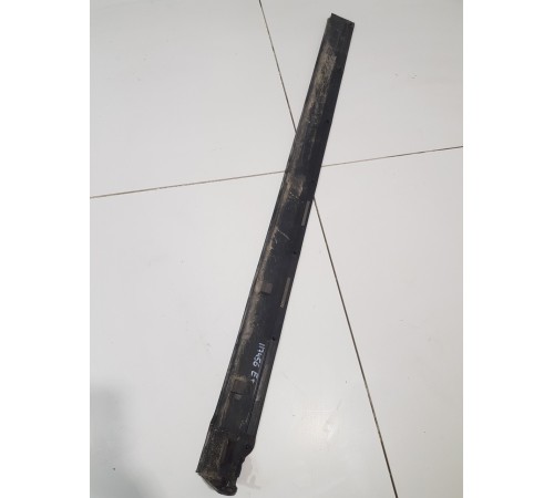 Уплотнитель двери передний левый