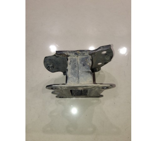 Кронштейн(крепление) усилителя переднего бампера правый