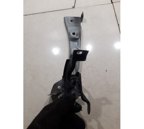 Кронштейн(крепление)переднего левого крыла