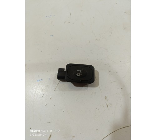 Кнопка открывания багажника