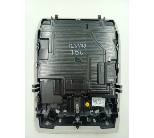 Плафон внутреннего освещения салона передний