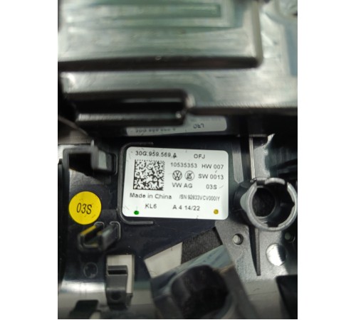 Плафон внутреннего освещения салона передний