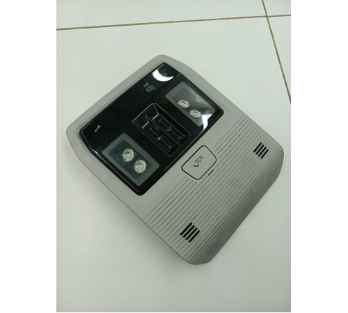 Плафон внутреннего освещения салона передний