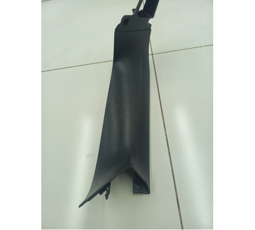 Обшивка крышки багажника правая