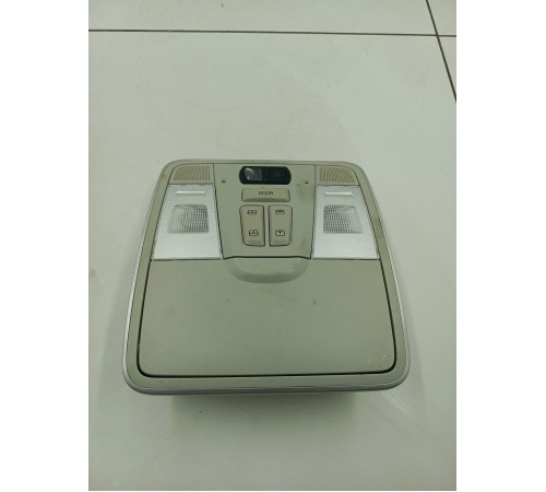 Плафон внутреннего освещения салона передний