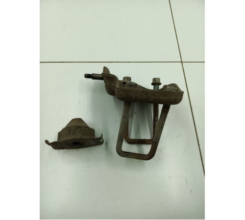 Комплект скоб крепления рессоры задний правый