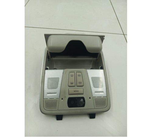 Плафон внутреннего освещения салона передний