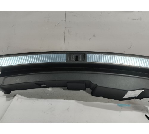 Накладка задней панели багажника внутренняя