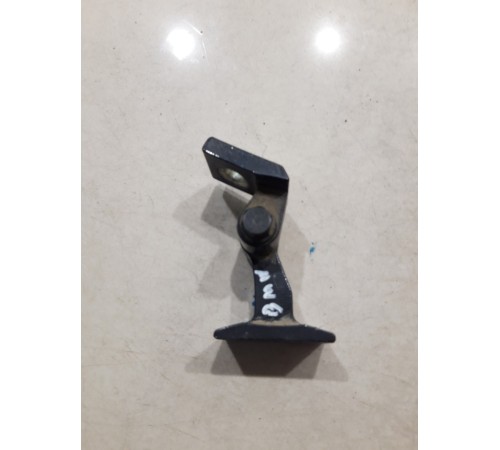 Петля двери(передняя левая нижняя)