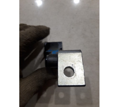 Петля двери(передняя левая нижняя)