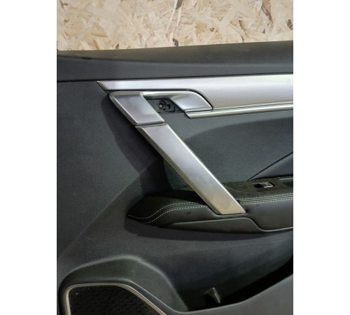 Обшивка двери передняя правая