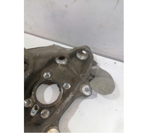 Кулак поворотный передний левый