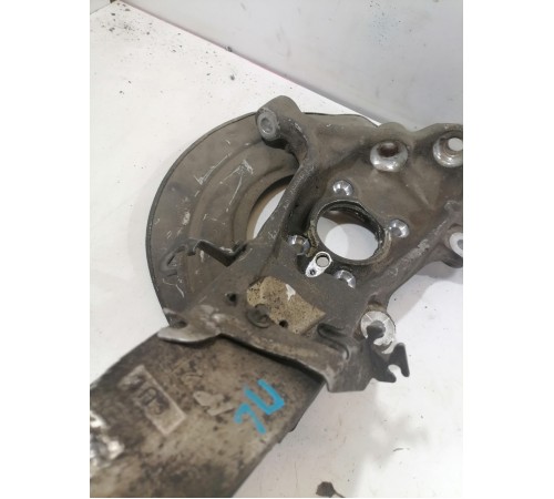 Кулак поворотный передний левый