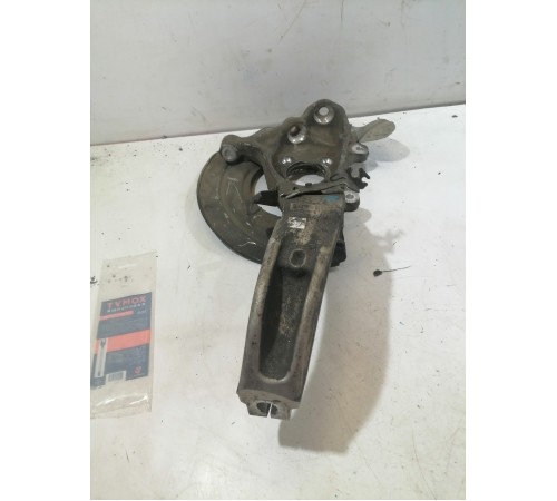 Кулак поворотный передний левый