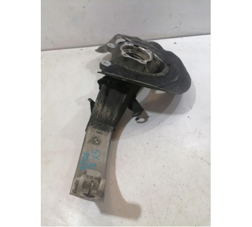 Кулак поворотный передний левый