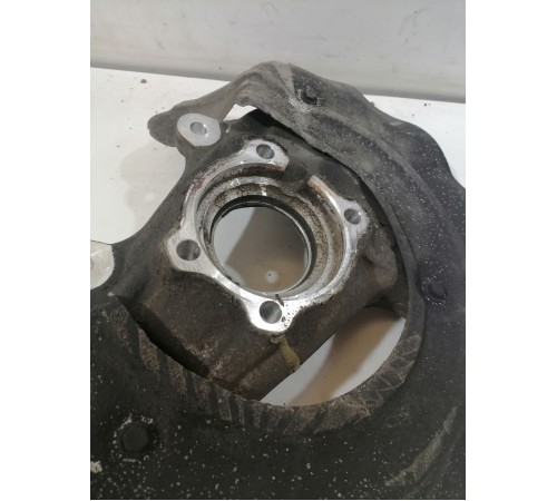 Кулак поворотный передний левый