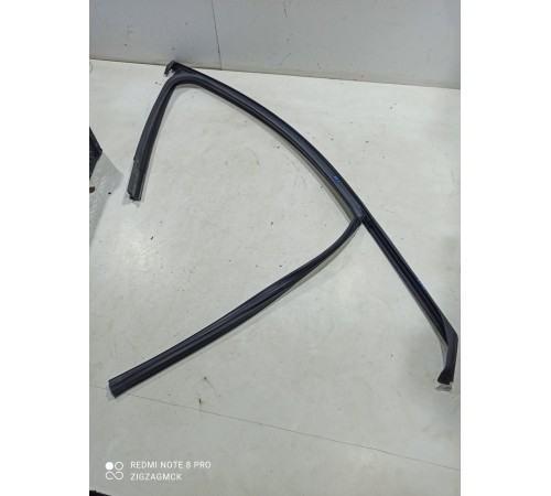 Уплотнитель стекла двери (передний левый)