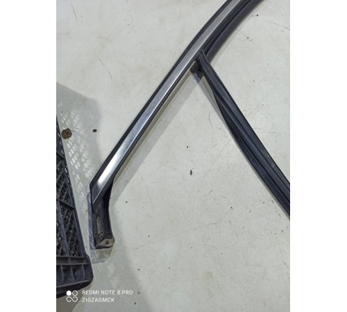 Уплотнитель стекла двери (передний левый)