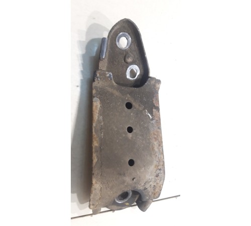 Кронштейн подрамника (правый)