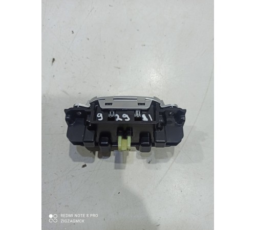 Кнопка открытия центрального бардачка