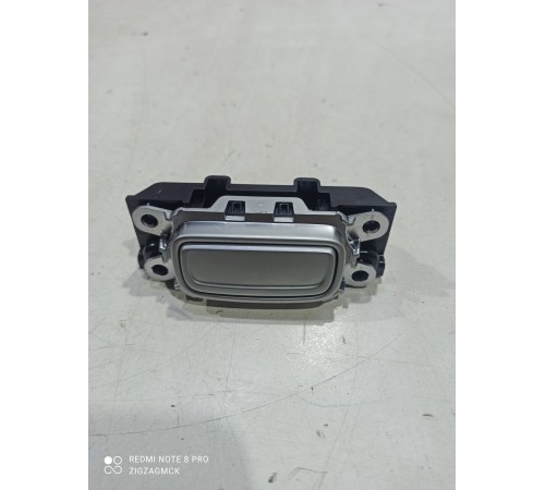 Кнопка открытия центрального бардачка