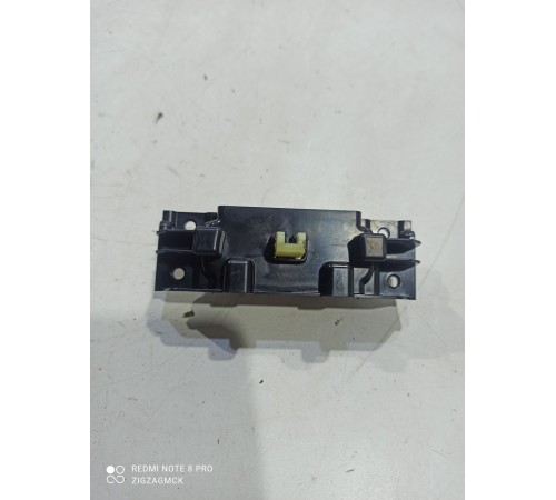 Кнопка открытия центрального бардачка