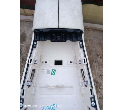 Центральная консоль с подлокотником