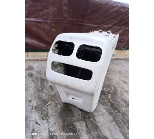 Центральная консоль с подлокотником