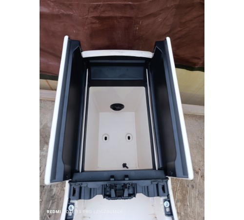 Центральная консоль с подлокотником