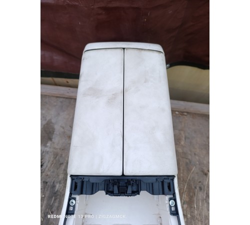 Центральная консоль с подлокотником