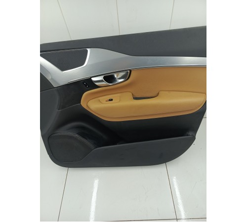 Обшивка двери передняя правая