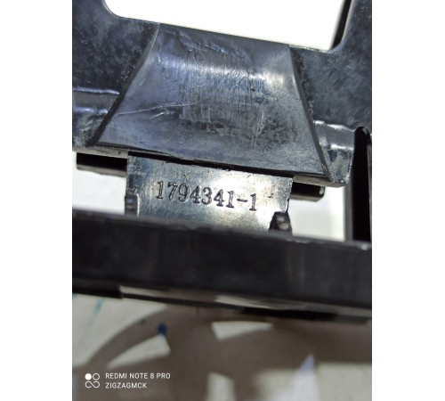 Кронштейн (правый)